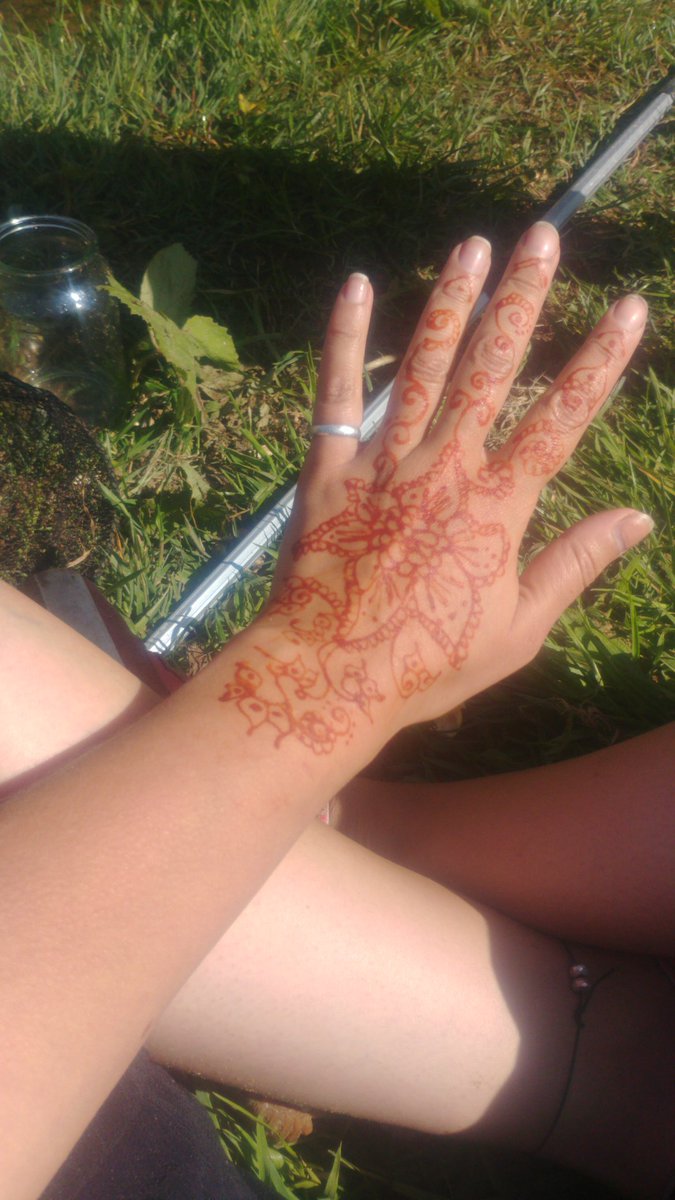 Lailabeau's tweet photo. I did my own henna after too long @AIUCentre #inspiredbycreativity https://t.co/LqMDODTMYi