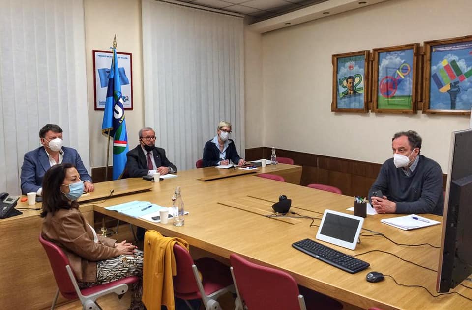 Avviato il primo round di incontri con le parti sociali del presidente del Consiglio, Conte, sul decreto maggio. E' iniziata ora la videoconferenza tra <a href="/GiuseppeConteIT/">Giuseppe Conte</a>, <a href="/gualtierieurope/">Roberto Gualtieri</a>, <a href="/CatalfoNunzia/">Nunzia Catalfo</a>, <a href="/SPatuanelli/">Stefano Patuanelli</a> e i leader di #CgilCislUil, Landini, Furlan e Barbagallo.