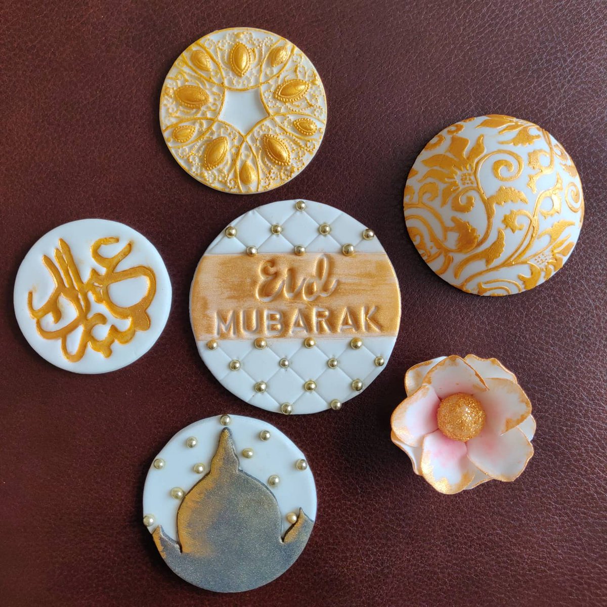 ayshasaj16's tweet photo. #EidCupcakes now available to pre-order. 
#Cupcakes can be posted, delivered locally or collected from North West London (contact free!) The first 3 orders will also receive 10% discount! 

Pre-orders only available until Friday 15th May so get ordering your #cupcakebox! #cake https://t.co/Mbhl83N2W1