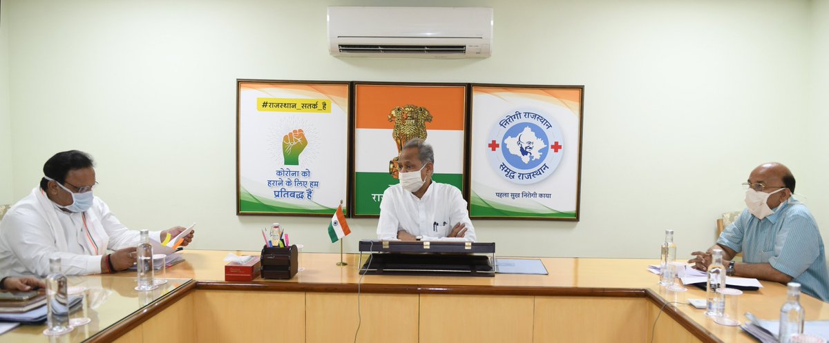 ashokgehlot51's tweet photo. भारत सरकार के गृह मन्त्रालय ने अपनी गाइडलाइन में सिर्फ उन्हीं श्रमिकों एवं अन्य लोगों को अन्तरराज्यीय आवागमन के लिए अनुमत किया है जो लॉकडाउन के कारण दूसरे राज्यों में फंस गए हैं। राजस्थान आने वाले ऐसे लोगों को 14 दिन के लिए आवश्यक रूप से क्वारेंटाइन में रहना होगा। https://t.co/HrjSM76n6i