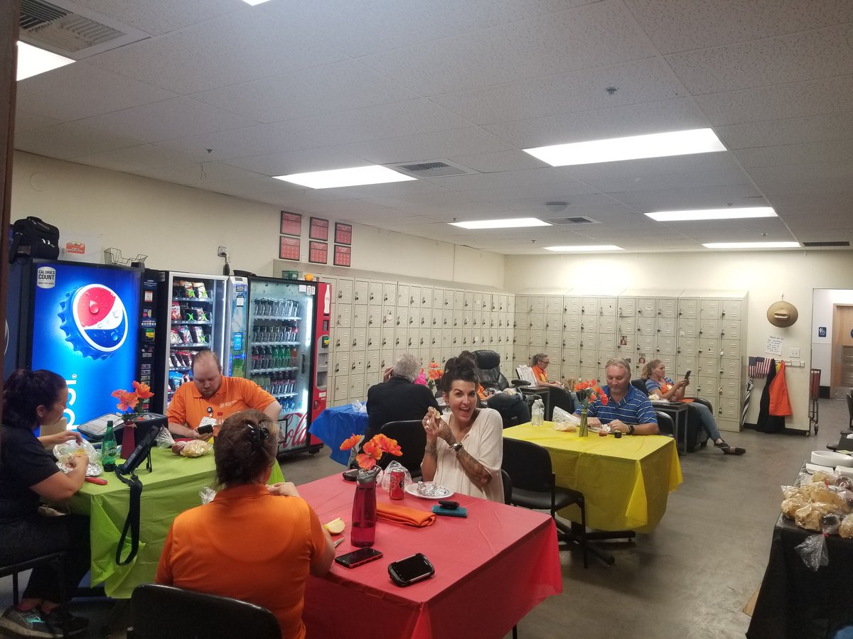 Penguingirl75's tweet photo. Happy Cinco de Mayo and Taco Tuesday! Thank you Manuel's for individually packing chips and salsa and tacos! @OrangeLiving10 @nmc4me @jdHD6481 @misjudes @jacki_mccord https://t.co/DOtkUlMGyH
