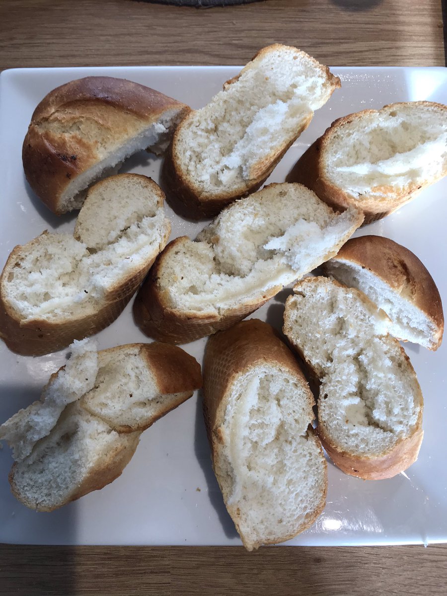 nicbell24's tweet photo. @asda no garlic in my garlic baguette 🥖👌🏼🤷🏻‍♀️ #garlicless https://t.co/CbbrquiFIc