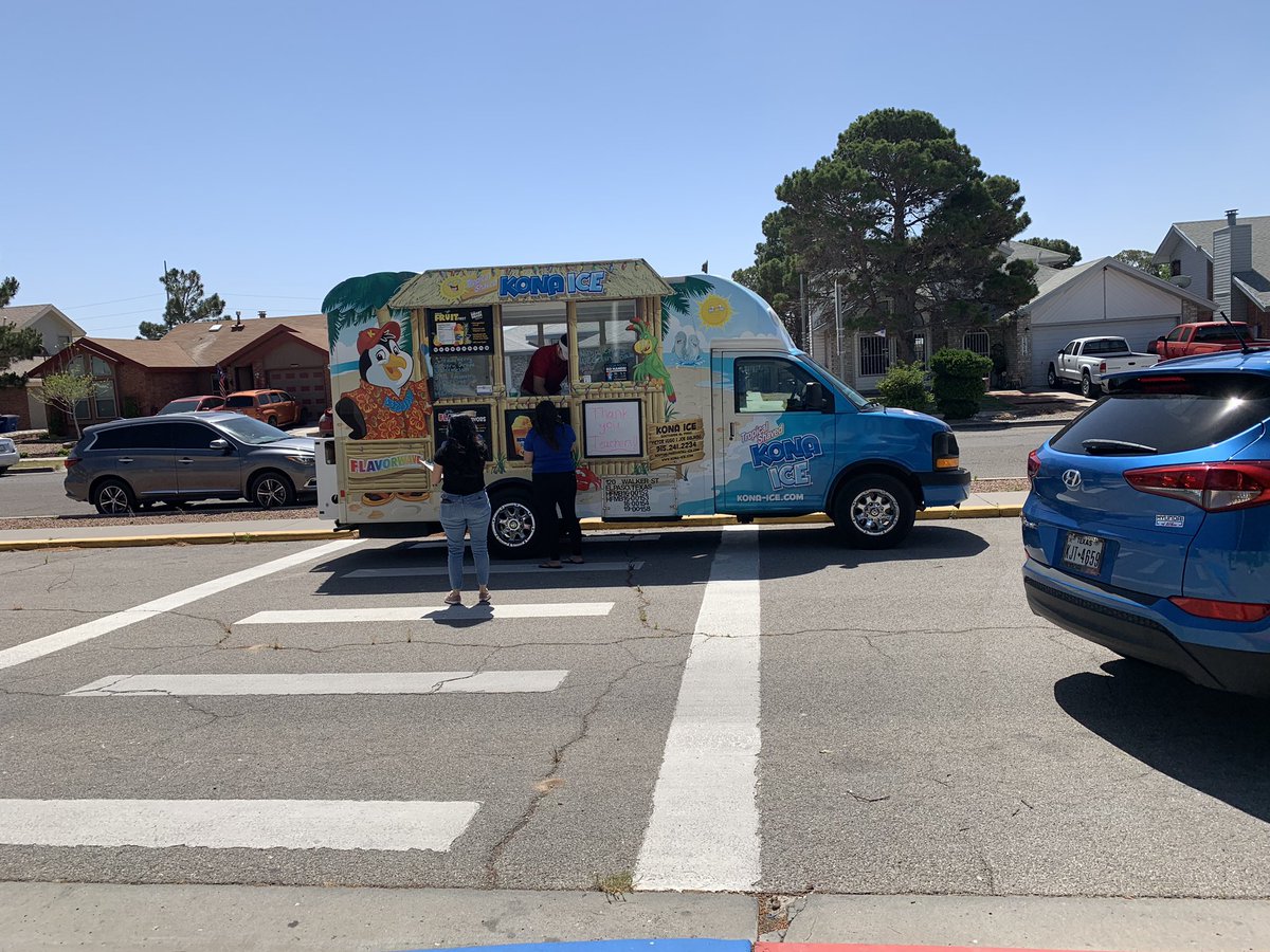 NoraMacias_MCE's tweet image. Drive through service for The 🌎’s Best Teachers! We ❤️our Pirates! #TeamSISD #LearningTakesFlight #TeacherAppreciationDay