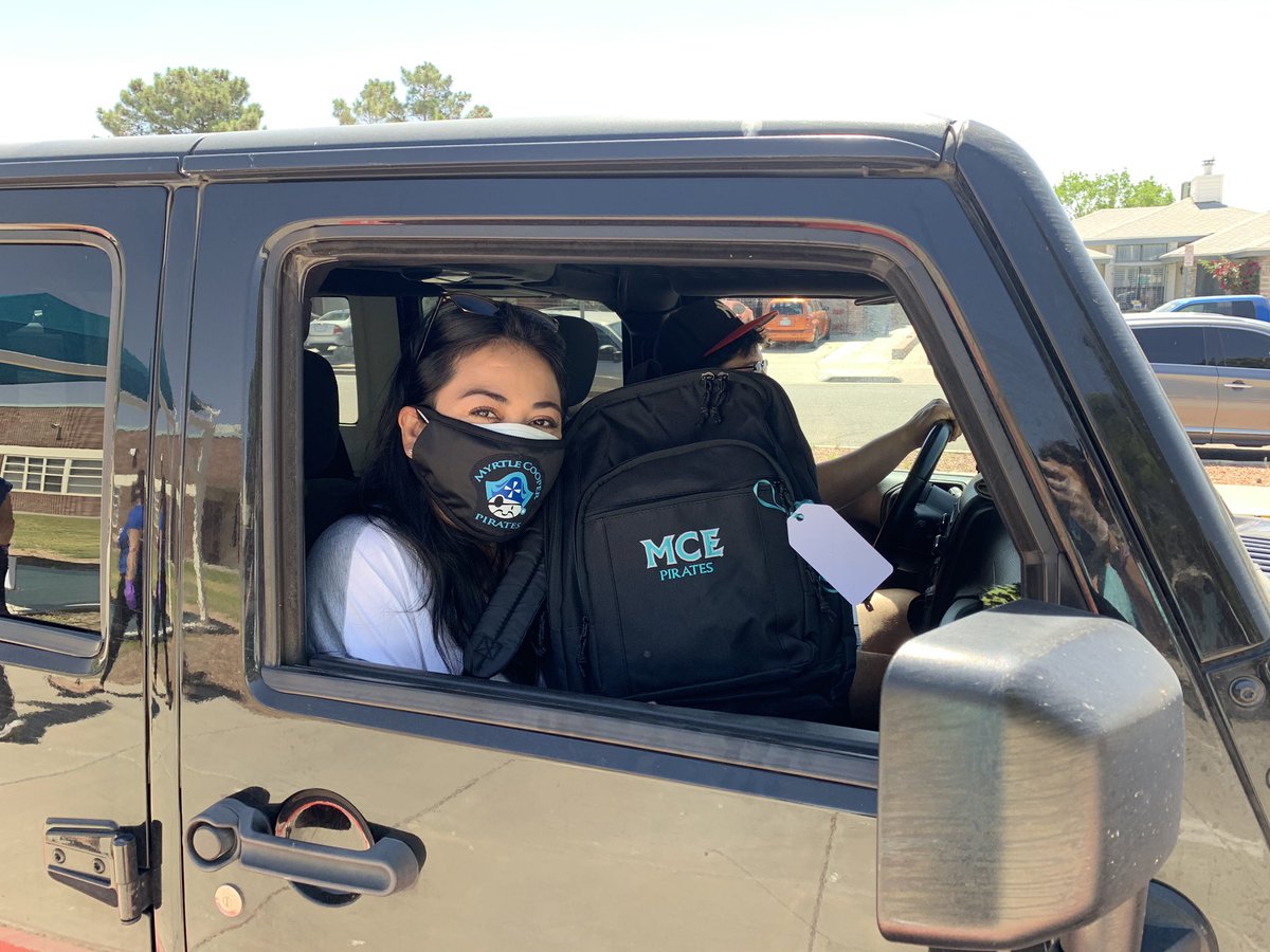 NoraMacias_MCE's tweet image. Drive through service for The 🌎’s Best Teachers! We ❤️our Pirates! #TeamSISD #LearningTakesFlight #TeacherAppreciationDay