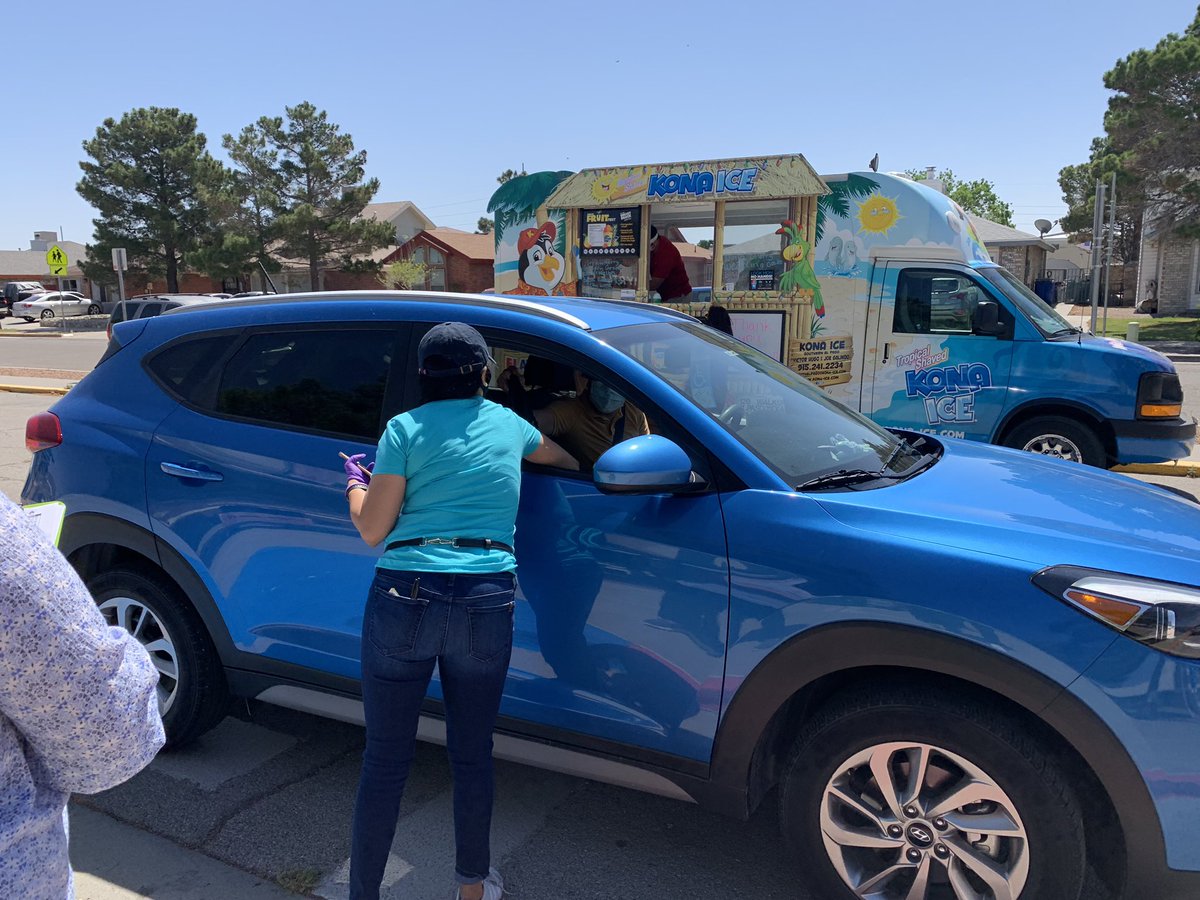 NoraMacias_MCE's tweet image. Drive through service for The 🌎’s Best Teachers! We ❤️our Pirates! #TeamSISD #LearningTakesFlight #TeacherAppreciationDay
