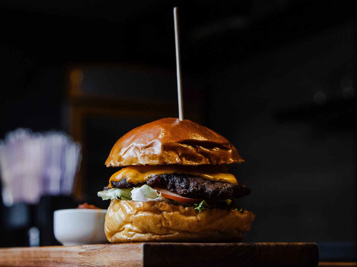 When it comes to burgers, there’s a certain magic that gets created in professional kitchens, and most of us mere mortals fall far from the mark when it comes to preparing them at home… Until now..
Here’s the expert guide ↓
tiny.cc/perfectlockdow…