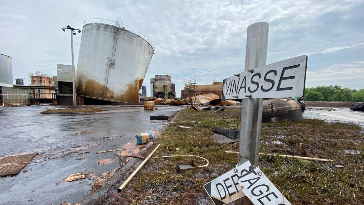 InfosFrancaises's tweet photo. Marne : explosion et effondrement d'une cuve de vinasse sur le site de la distillerie Tereos à Val-des-Marais qui produit du gel hydroalcoolique, pas de blessé (France 3). https://t.co/CownHbKhlm