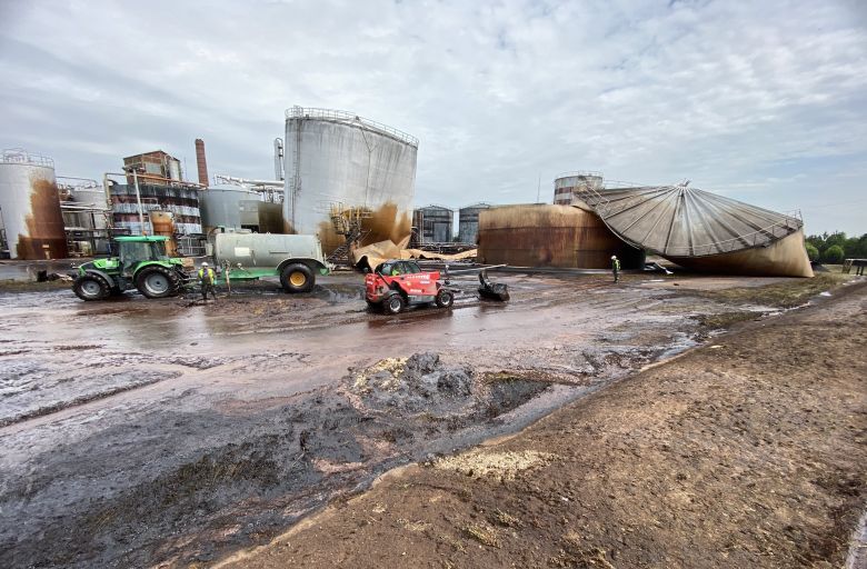 InfosFrancaises's tweet photo. Marne : explosion et effondrement d'une cuve de vinasse sur le site de la distillerie Tereos à Val-des-Marais qui produit du gel hydroalcoolique, pas de blessé (France 3). https://t.co/CownHbKhlm