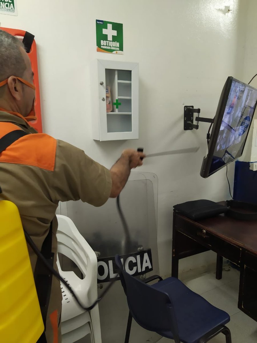 INPEC_Colombia's tweet photo. En el Establecimiento Carcelario de Silvia (Cauca) se lleva a cabo protocolo de desinfeccion al ingreso del personal de funcionarios, oficinas y pasillos. ##InpecPreviene https://t.co/TXAqUqAsMt