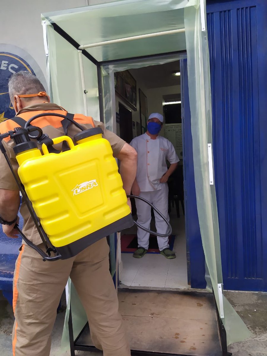 INPEC_Colombia's tweet photo. En el Establecimiento Carcelario de Silvia (Cauca) se lleva a cabo protocolo de desinfeccion al ingreso del personal de funcionarios, oficinas y pasillos. ##InpecPreviene https://t.co/TXAqUqAsMt