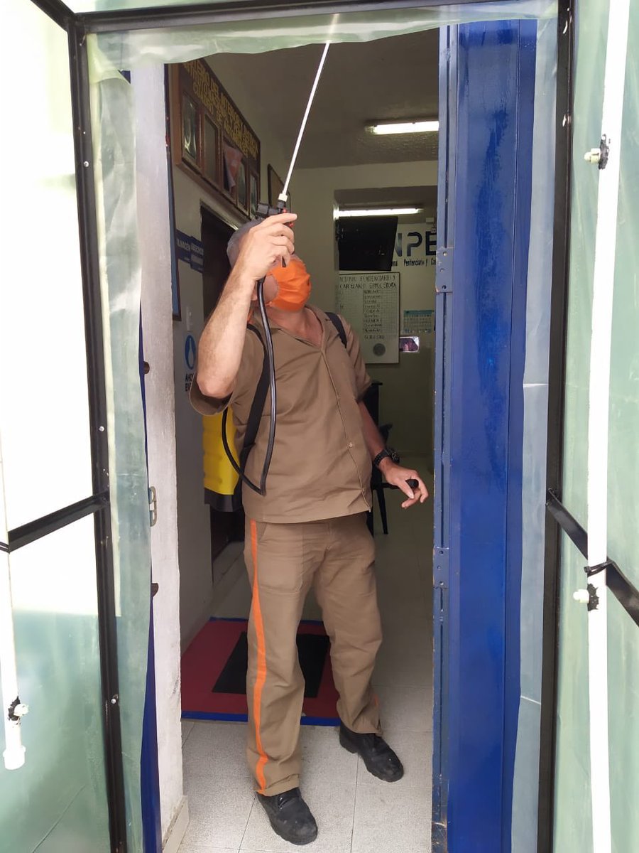 INPEC_Colombia's tweet photo. En el Establecimiento Carcelario de Silvia (Cauca) se lleva a cabo protocolo de desinfeccion al ingreso del personal de funcionarios, oficinas y pasillos. ##InpecPreviene https://t.co/TXAqUqAsMt