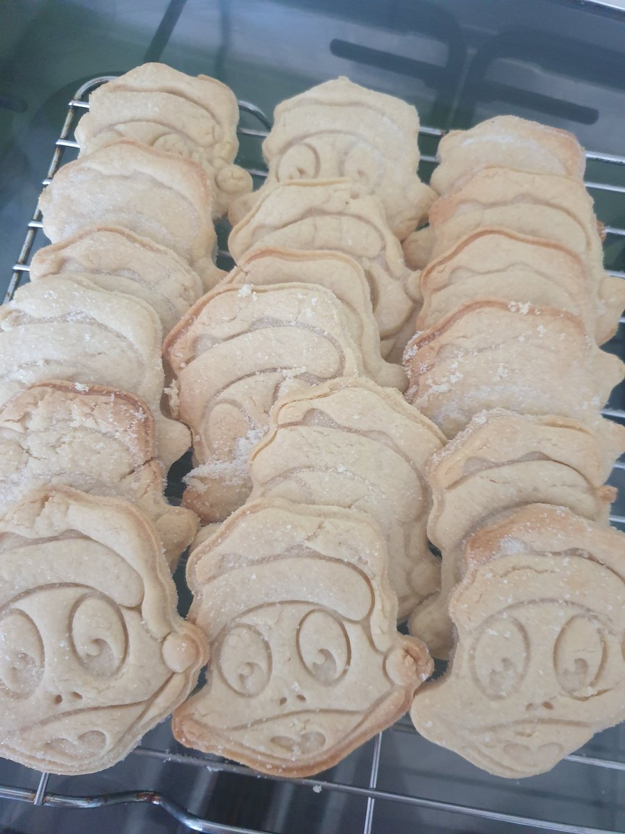 cglynn1989's tweet photo. They were that delicious we made more #baking #freddo #freddoshortbread #freddofaces #biscuits 🐸 https://t.co/1RqXys14pt