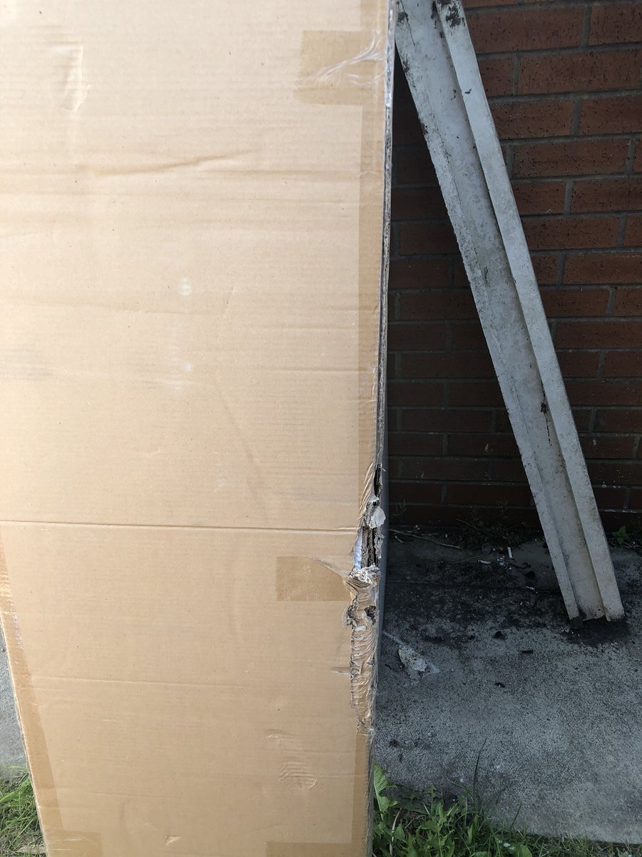 vickyfin's tweet photo. Love receiving my parcels like this worth £250 @YodelOnline I’m very shocked and definitely not a happy customer https://t.co/vaU6XODUwl