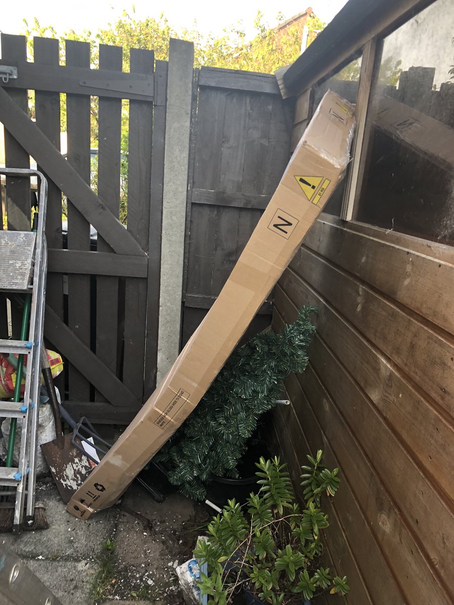 vickyfin's tweet photo. Love receiving my parcels like this worth £250 @YodelOnline I’m very shocked and definitely not a happy customer https://t.co/vaU6XODUwl