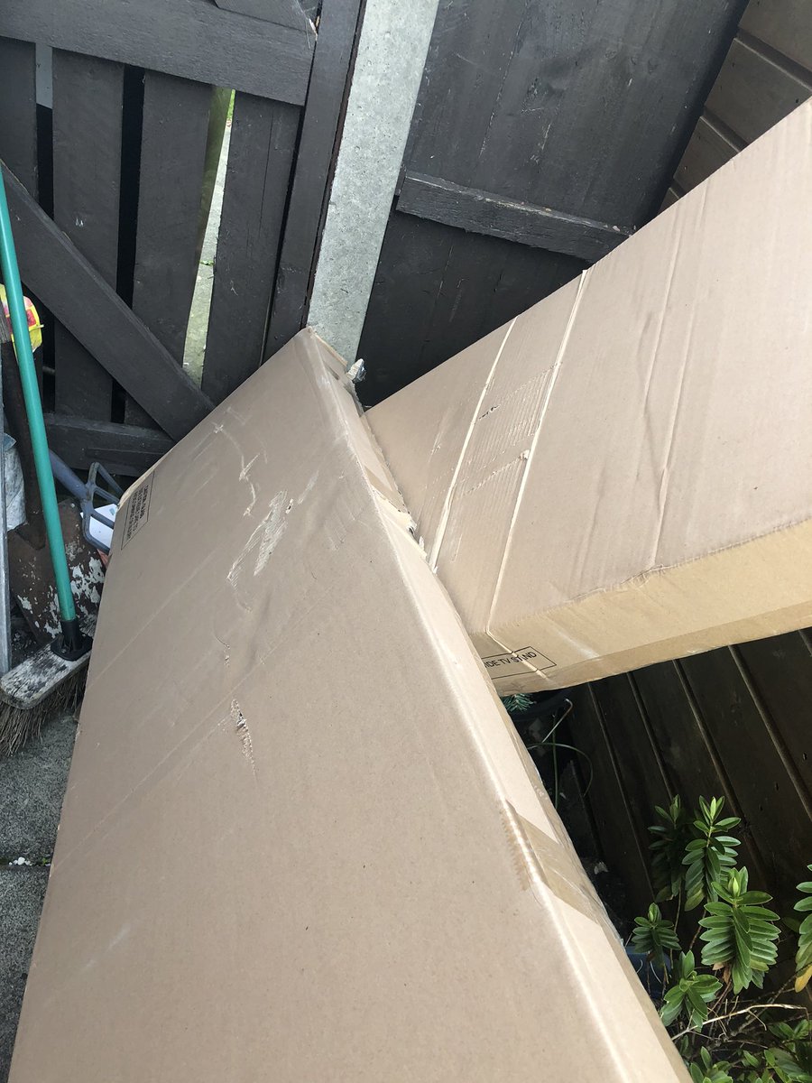 vickyfin's tweet photo. Love receiving my parcels like this worth £250 @YodelOnline I’m very shocked and definitely not a happy customer https://t.co/vaU6XODUwl