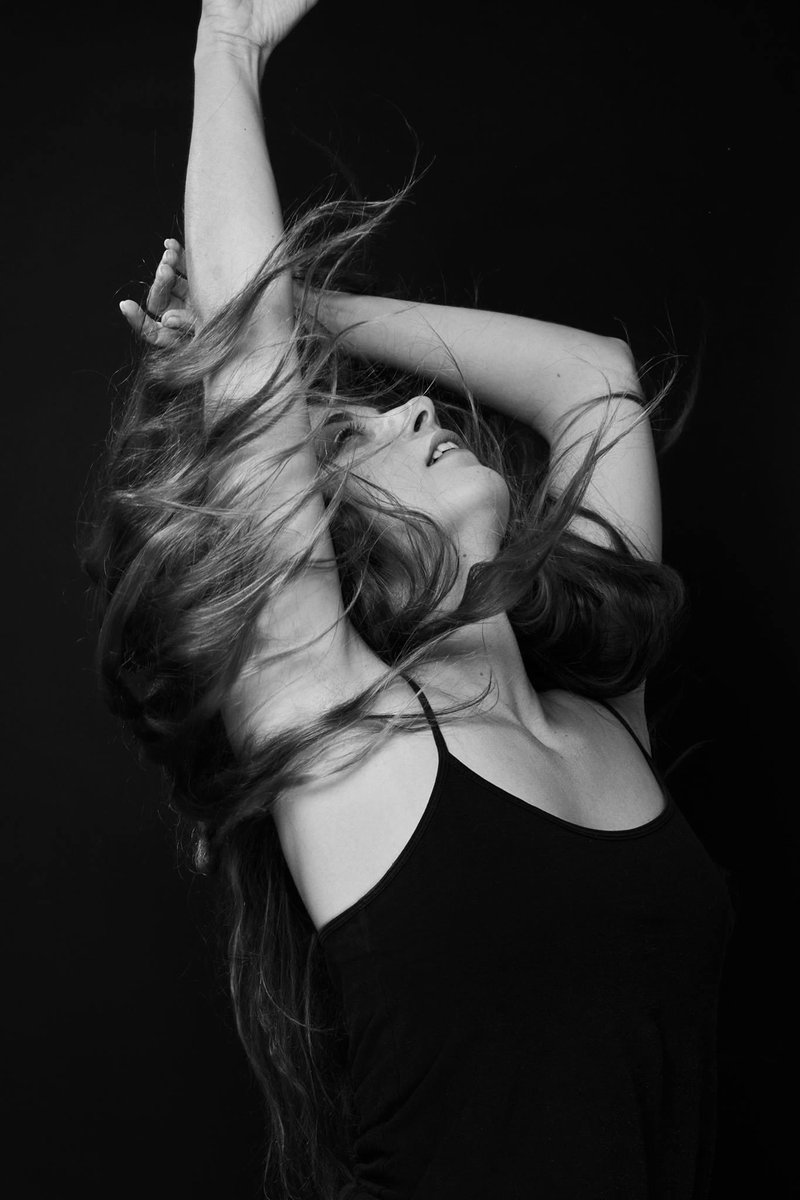 art_in_space's tweet image. Danser, encore, toujours
Pour vivre, pour survivre 
#Danser pour s’inventer d’autres #mondes, y planter des rêves et les voir s’éveiller 
.
Dansons mes amis, dansons, sinon nous sommes perdus 🤍
.
#ConfinementJour50 #danseuse #confinement #artenquarantaine