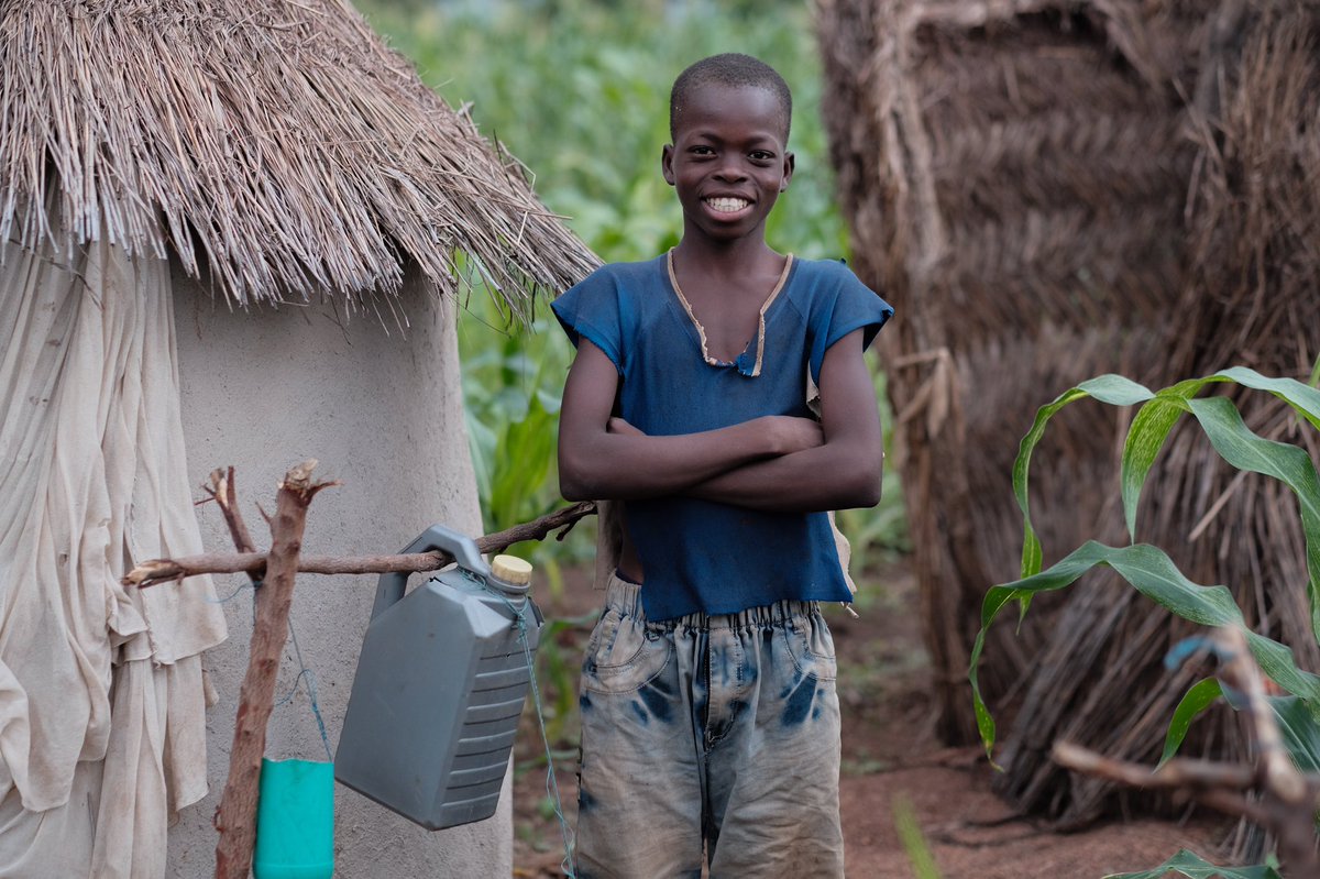 AnneClaireDufay's tweet photo. On #HandHygieneDay, I celebrate 13-year-old Jabab, who lives in Mubeedo in the Northern Region. He built his family a tippy tap by himself so that they can all have #SafeHands to prevent the spread of diseases.
Well done!
@CanHCGhana @NLinGhana @DFID_UK @mohgovgh https://t.co/jk2nr0ljVu