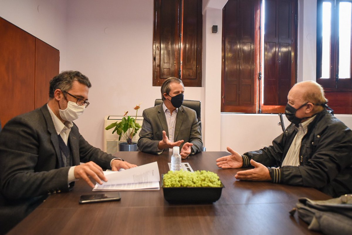 MuniParana's tweet photo. #Ahora Luego de mantener reuniones con diversos sectores, el Intendente @adanhbahl habilita Peluquerías, Peinadores, Barbería, Maquillaje, Cosmetría, Manicuría, Depilación y afines. 
El Decreto 583, establece que las actividades se desarrollen de lunes a sábado de 10 a 18 horas. https://t.co/JfwfBuT9zN
