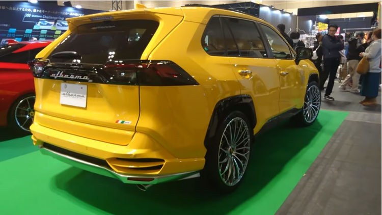 AutomovilMex's tweet photo. ¿Quieren una #Lamborghini #Urus pero solo les alcanza para una #Toyota #RAV4? El preparador japonés #Albermo lanza un body-kit que la convierte en un 'look-alike' de la exótica italiana. Todo el kit cuesta  ¥240,000, unos $55,000 pesos. #ModificadosAP #WTFAP @ToyotaMex https://t.co/G6R8tOwzyZ