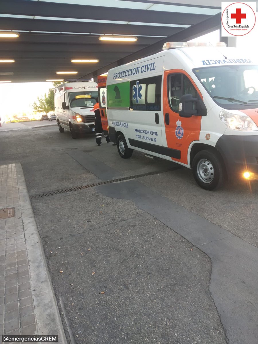 emergenciasCREM's tweet photo. Y no nos cansaremos de decirlo... aún estando en #EstadoDeAlarma, al volante mil ojos...
Esta tarde nuestros #SVB han asistido a varios, como estos de la localidad de #Mostoles (junto a @policiaMostoles) y #Coslada (junto a @ProteCoslada).
#ASEM112 https://t.co/n3PLT1qwhB