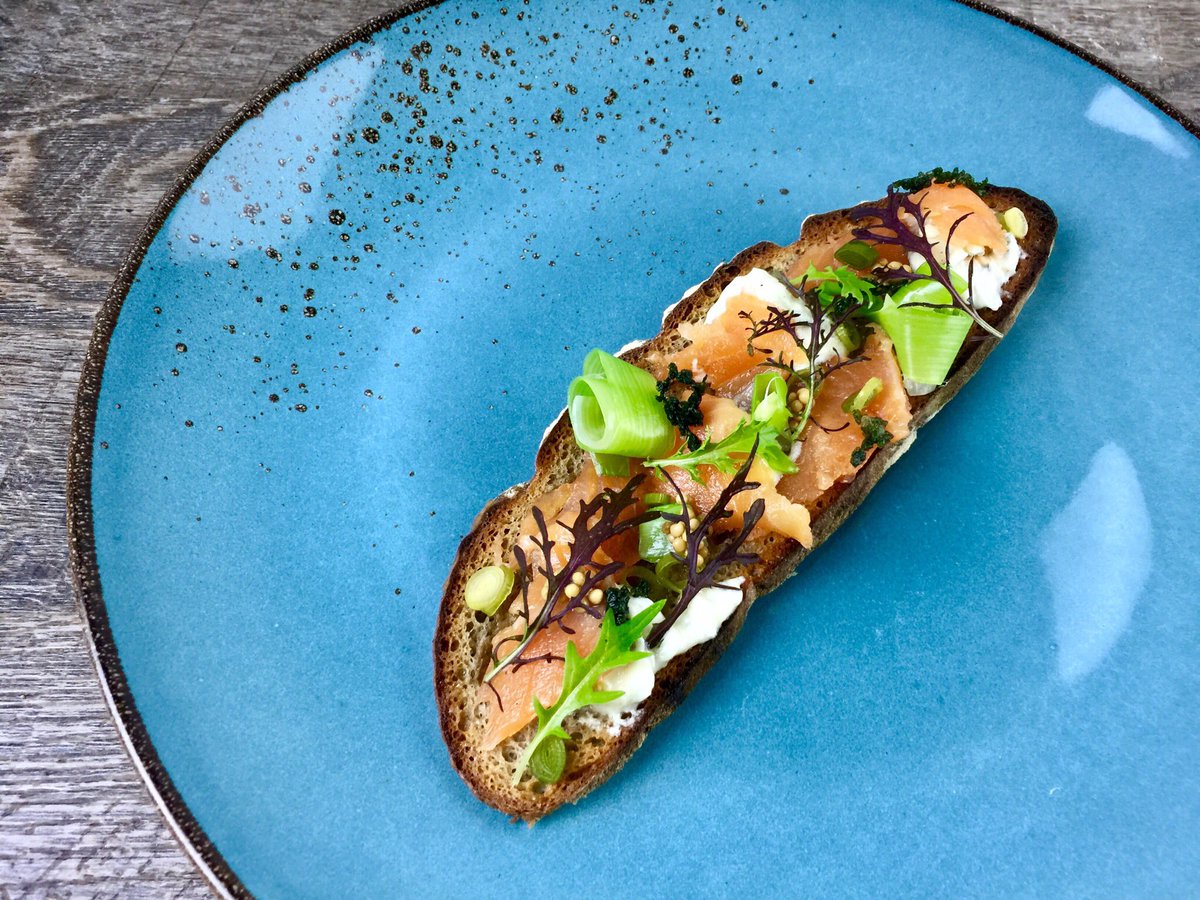 61degres's tweet photo. Petites #tartines de #truitefumée au bois de pommier - petit suisse à la #confituredeyuzu - #pickles d’#oignon #ciboule aux baies de #Timut - pousses de #PurpleFrills et #Mizuna - #poireau - graines de #moutarde au #gintonic - pain de #seigle de Claire Degres 😍😍😍 https://t.co/w1HN3M21EW