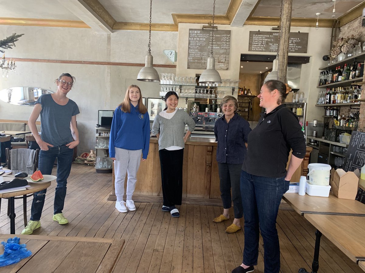 WHYCNunhead's tweet image. #herecomethegirls Babette’s (who also donated 5 lovely boxes of fruit!) ⁦@NunheadKnocks⁩ and #youngvolunteer Olivia got 48 #free Aubergine Parmagianas out to hungry families and older #neighbours in #Nunhead today #DreamTeam #socialaction #grateful