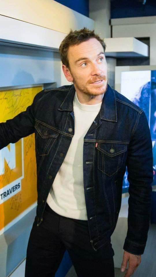 pyero33's tweet photo. Unexpectedly here it comes
#MichaelFassbender 2016
Sings: Patsy Cline's 'Crazy'
#PopCorn #PeterTravers
#Lovehim #Casual #Denim
(src:Sarah Roscoe FB) ❤️ https://t.co/6RM9dlijS1