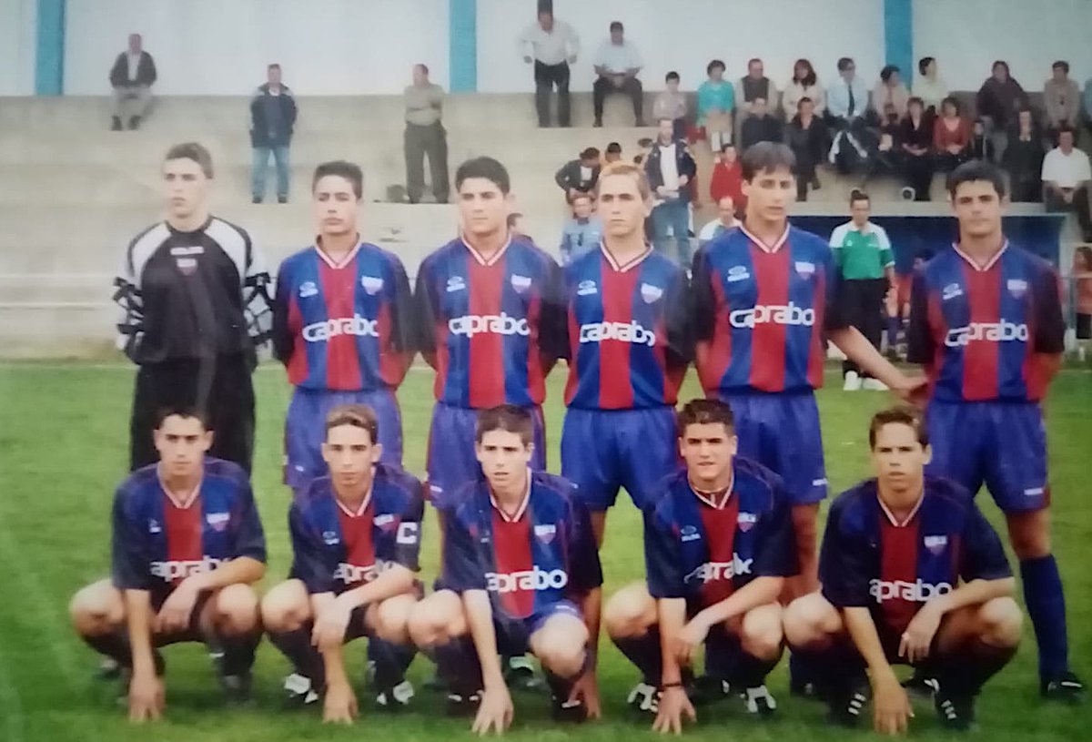 jjoaquingf's tweet photo. Nos manda @gr_tomy10 esta inédita foto de los cadetes que participaron en el campeonato de España en Bollullos del Condado. Corresponde al partido frente al FC Barcelona después de pasar de grupo frente al Sevilla, Sporting y el equipo riojano Loyola. Gracias!. Temporada 2000-01. https://t.co/dc1sgloRi8