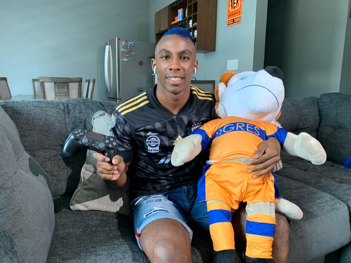 TigresOficial's tweet photo. ¡Listo @julian_quiones3 para representar a Tigres! 🎮

¡Venga, Julián! 👊

#EstoEsTigres 🐯
#6DecadasDeTigres 🟡🔵 https://t.co/44UftjCjzH