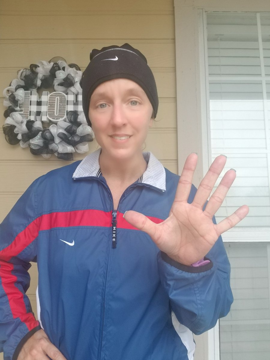 Forrunningoutld's tweet photo. Whoa Nelly. Chilly outside (45°). Got in 5 for my #cincodeMiler and round four of my week 2 reset. Next step starts Thursday!  Tonight I get tacos and maybe a Margarita! 💃🌮🍹 #runchat #bibchat @BibRave @therunchat #runnersoftwitter #womensrunningcommunity https://t.co/e9MODXg1f7