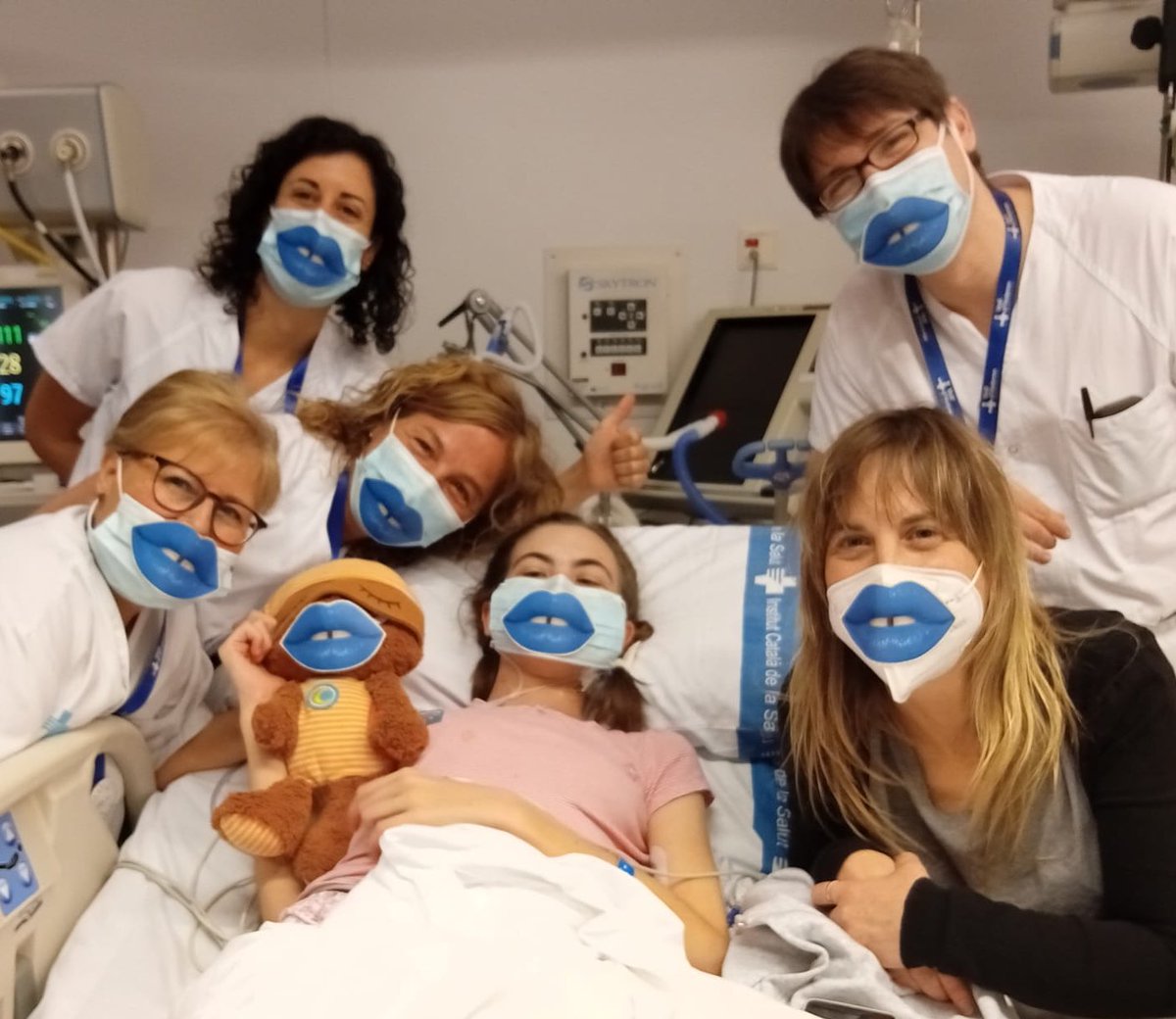 M_JoseMunozB's tweet photo. Después de varias semanas de ingreso en la UCIP @vallhebron así hemos despedido hoy a Kira
#LabiosAzules para despedirla y celebrar con ella y su familia el
#DMHipertensionPulmonar https://t.co/PTZMgZyTqN
