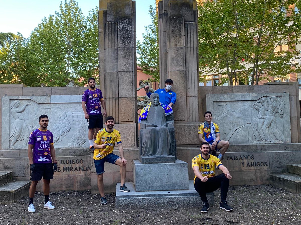 DEPORTES | Discreta celebración del #VilladeAranda por su ascenso a <a href="/ASOBAL/">Liga Plenitude</a>. Varios integrantes de la 1' plantilla han colocado la bufanda del club a la estatua de Don Diego #HastaelFinal💛