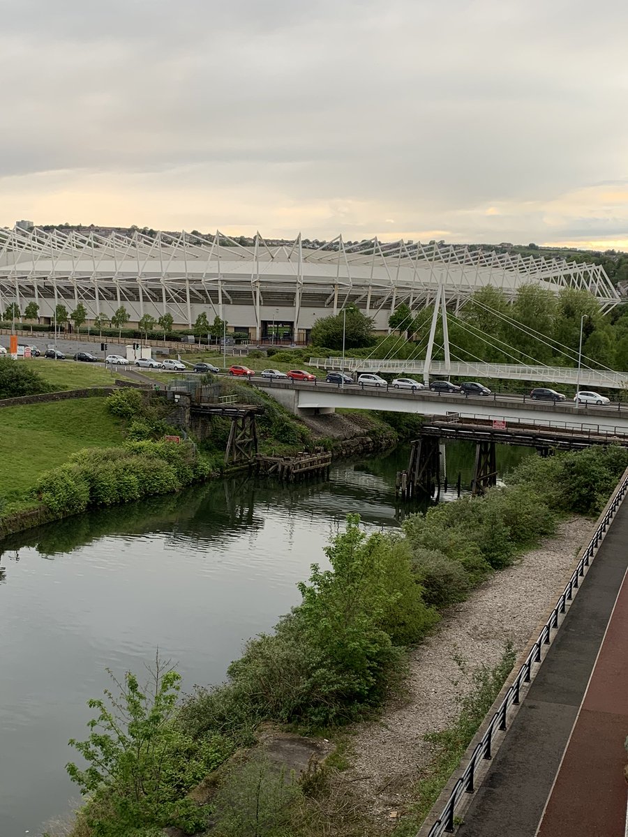 JohnMacJack's tweet photo. @WalesOnline And still they queue!!!! #gohome
#COVID19 #lockdownbreakers https://t.co/EeaZcEHcBz