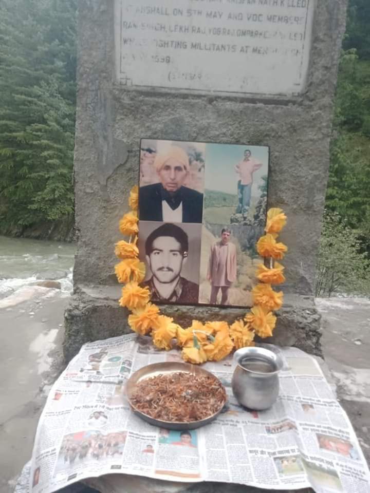 Kulveer_Bharat's tweet photo. 6मई1998:एक बार फिर इन जिहादी कट्टरपंथी इस्लामिक आतंकवाद���यों ने डोडा के देसा गांव में ग्राम सुरक्षा समिति के 11 सदस्यों को शहीद कर दिया था। यह 48 घंटे के अंदर दूसरा बड़ा हमला देसा गांव पर हुआ था।
#HinduGenocideInDoda #HinduGenocideInJammu
@AsYouNotWish @maneshwar00 @akash_manhas https://t.co/WoNUwnQ6ZW