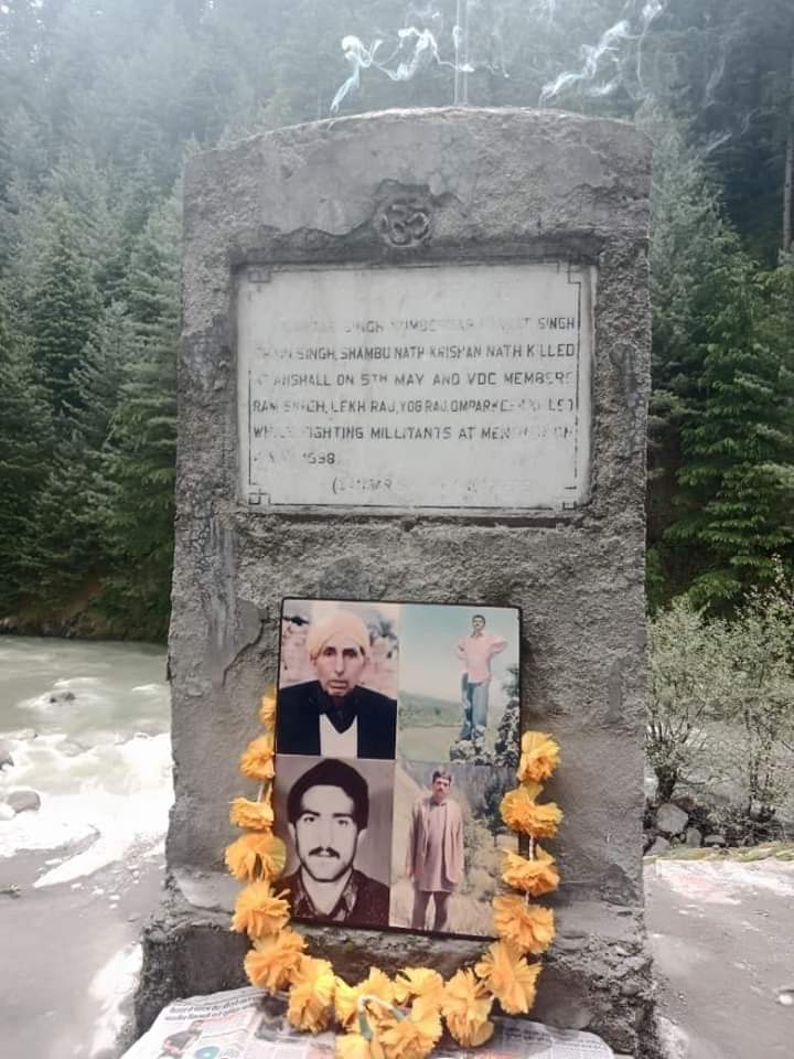 Kulveer_Bharat's tweet photo. 6मई1998:एक बार फिर इन जिहादी कट्टरपंथी इस्लामिक आतंकवाद���यों ने डोडा के देसा गांव में ग्राम सुरक्षा समिति के 11 सदस्यों को शहीद कर दिया था। यह 48 घंटे के अंदर दूसरा बड़ा हमला देसा गांव पर हुआ था।
#HinduGenocideInDoda #HinduGenocideInJammu
@AsYouNotWish @maneshwar00 @akash_manhas https://t.co/WoNUwnQ6ZW