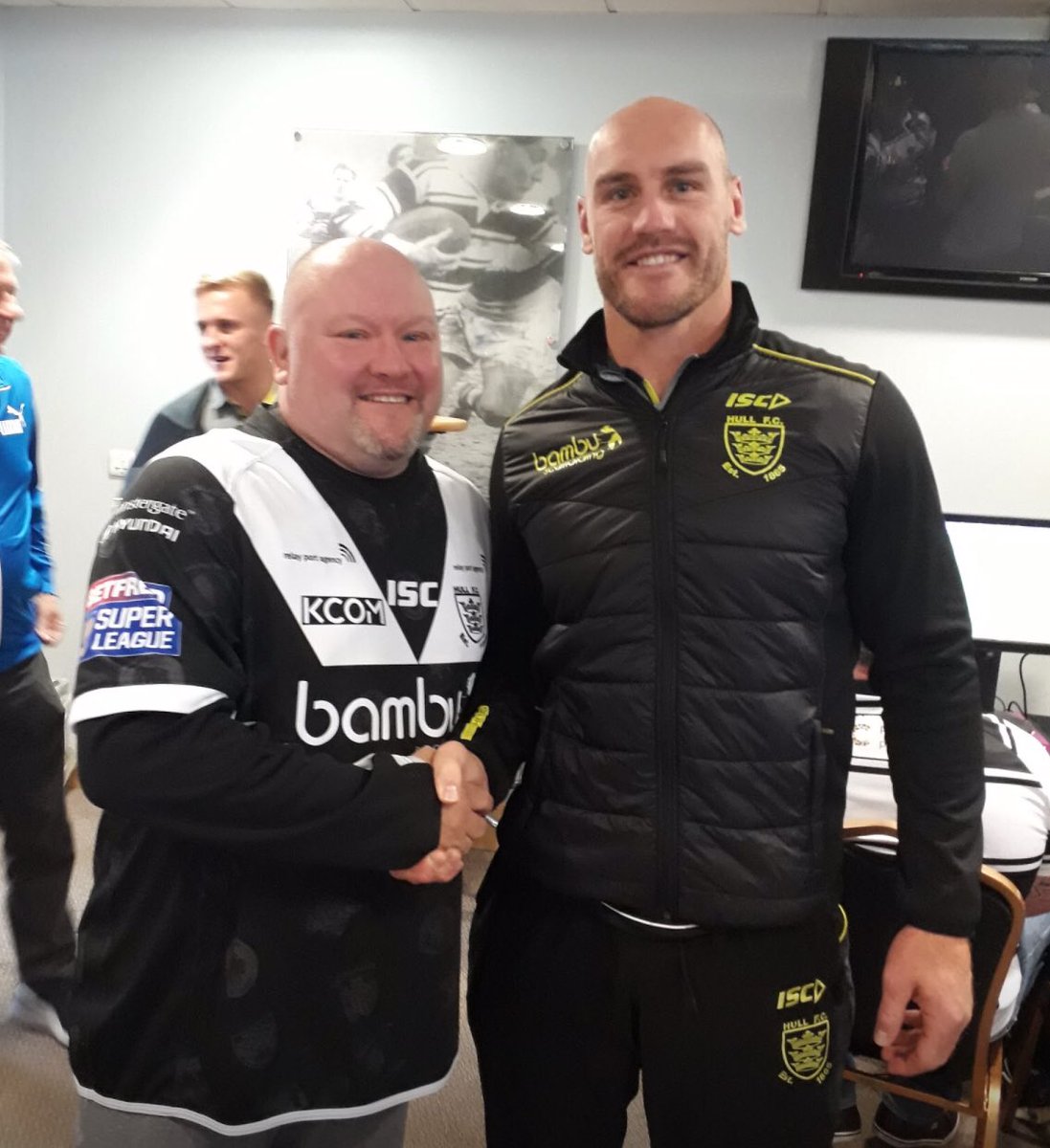 AllinsonAnnette's tweet photo. @hullfcofficial @masimba_matongo @shanegmb is practising his defending with @gazellis12 👀
Don’t think there’s any chance of a high tackle 😂😂 #verticallychallanged https://t.co/U6Ez8icJnI