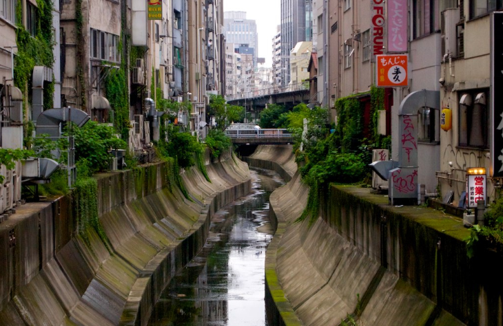 hopps's tweet photo. The initial city layout was loosely based on streets in San Francisco and Tokyo. The Shibuya River was used as reference and, later in the Raid, Tokyo's Metropolitan Area Outer Underground Discharge Channel is fairly obvious. https://t.co/9mjgcvfvVN