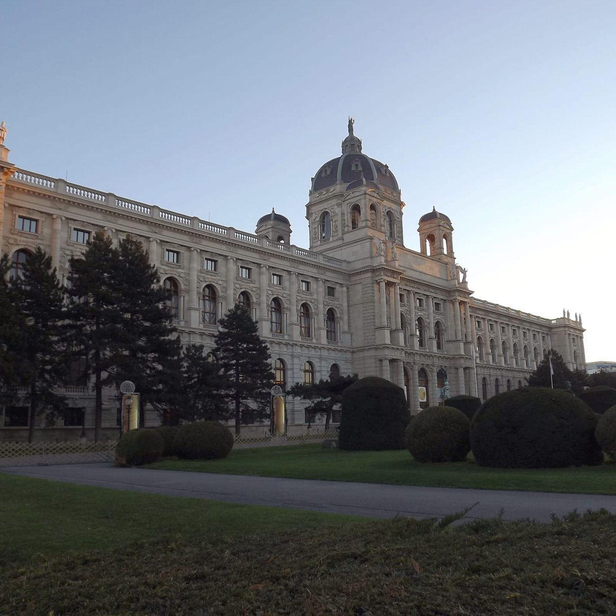 WanderPlusLust's tweet photo. #Vienna &amp; #Bratislava are the two closest capitals in Europe. We took a day trip while in Slovakia. 

This is the #ArtHistoryMuseum of Vienna, across from the Natural History Museum housed in an identical building.

#wanderlust #WanderPlusLust #quarantravel #VirtualTravelling https://t.co/9s74B3SeSD