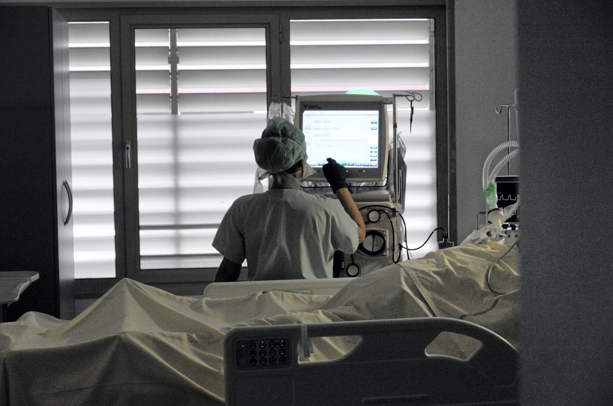 Midilibre's tweet image. 🔴 #Covid-19 en #Occitanie : avec 12 nouveaux décès, le nombre de morts repart à la hausse
❌ 535 hospitalisations (- 44 en 24 h) 
❌ 15 patients en réanimation (- 8 en 24 h) 
❌ 2 299 sont rentrés à leur domicile (+ 55 en 24 h)