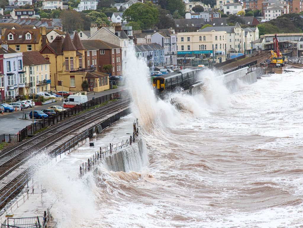 CoastCams247's tweet photo. Local train negotiating the waves at high tide.
#dawlish #dawlishbeach #dawlishbeachcams #dawlishstorm #largewaves #seawallwaves #timetogetwet #devonfloods #forceofnature #beach #sea #ocean #nature #beautiful #water #waves #smallwaves #messywaves #waveseason #wavesonwaves https://t.co/9BzOCMHXRR