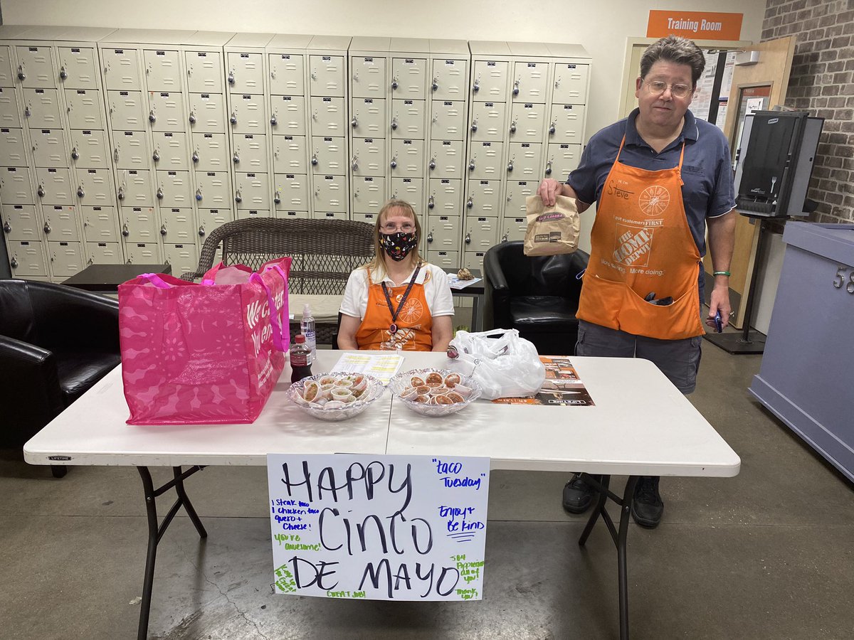 Home584's tweet photo. Happy Cinco De Mayo 🎊🎉 #TacoTuesday #584Style #SteakandChickenTacos #QuesoandChips #TakingCareOfOurPeople 🧡 https://t.co/oCuv0iYTKy