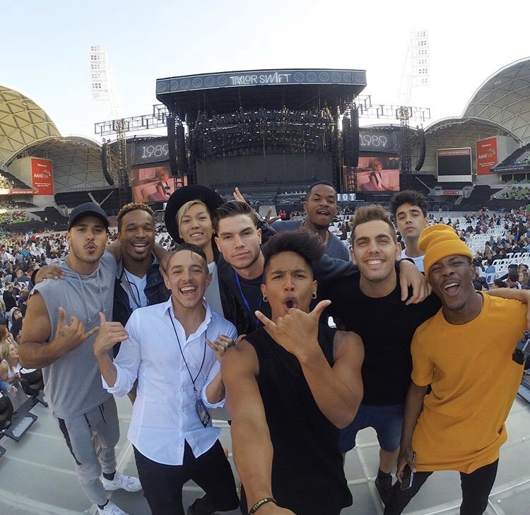 taylorswiftbr's tweet photo. Quem aí sente saudade? 🥰
O dançarino Mark Villaver postou diversas fotos em comemoração aos 5 anos da “The 1989 World Tour”!

Mark Villaver | Instagram https://t.co/33hFxViede