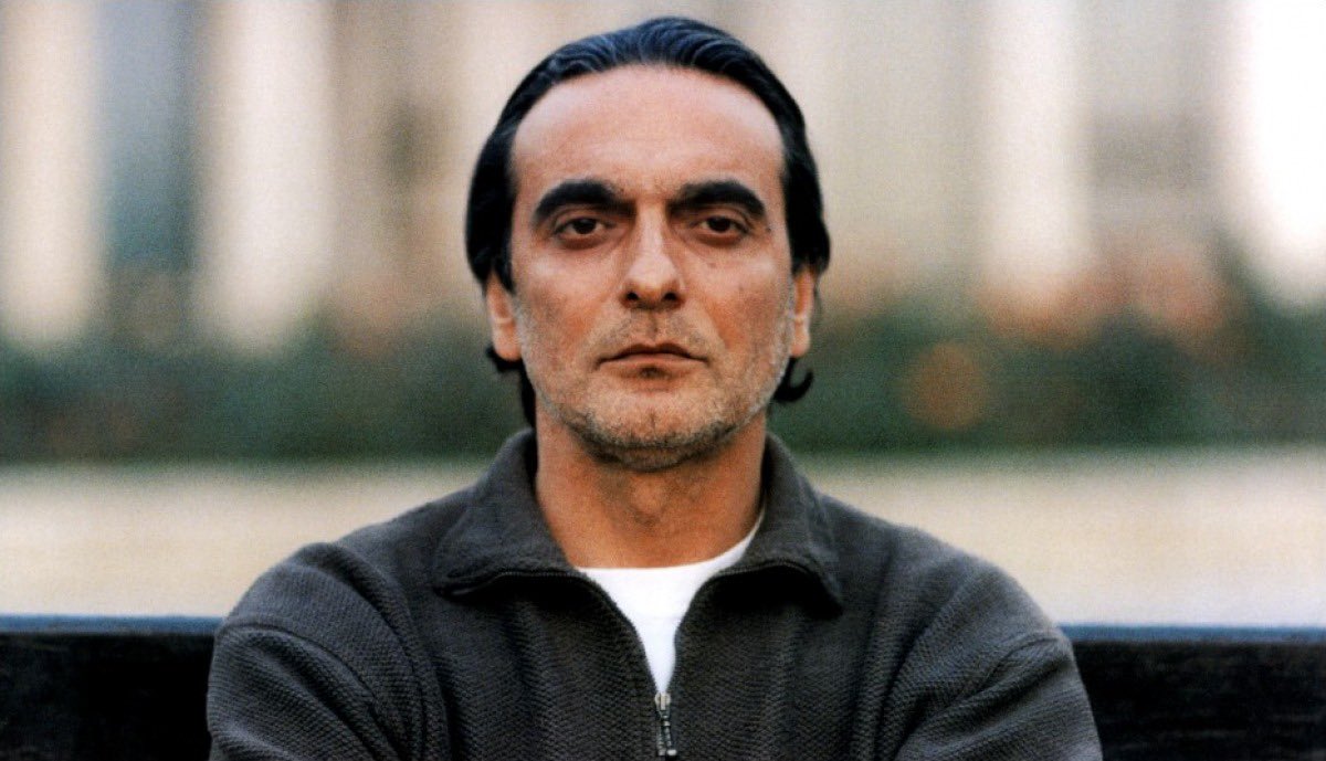 #34 - Le goût de la cerise de Abbas Kiarostami (1997)Monsieur Badii, la cinquantaine, erre dans la banlieue de Téhéran à la recherche d’une bonne âme qui accepterait de l’enterrer après son suicide. Au cours de sa quête, il rencontre un soldat, un étudiant en théologie...
