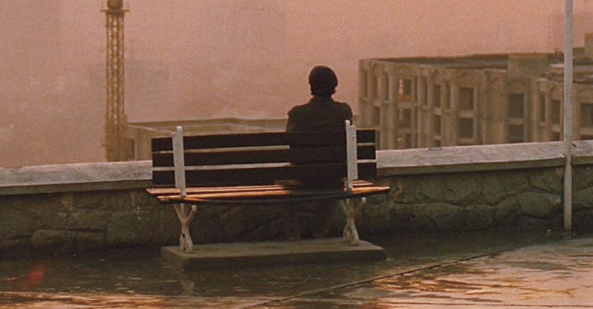 #34 - Le goût de la cerise de Abbas Kiarostami (1997)Monsieur Badii, la cinquantaine, erre dans la banlieue de Téhéran à la recherche d’une bonne âme qui accepterait de l’enterrer après son suicide. Au cours de sa quête, il rencontre un soldat, un étudiant en théologie...