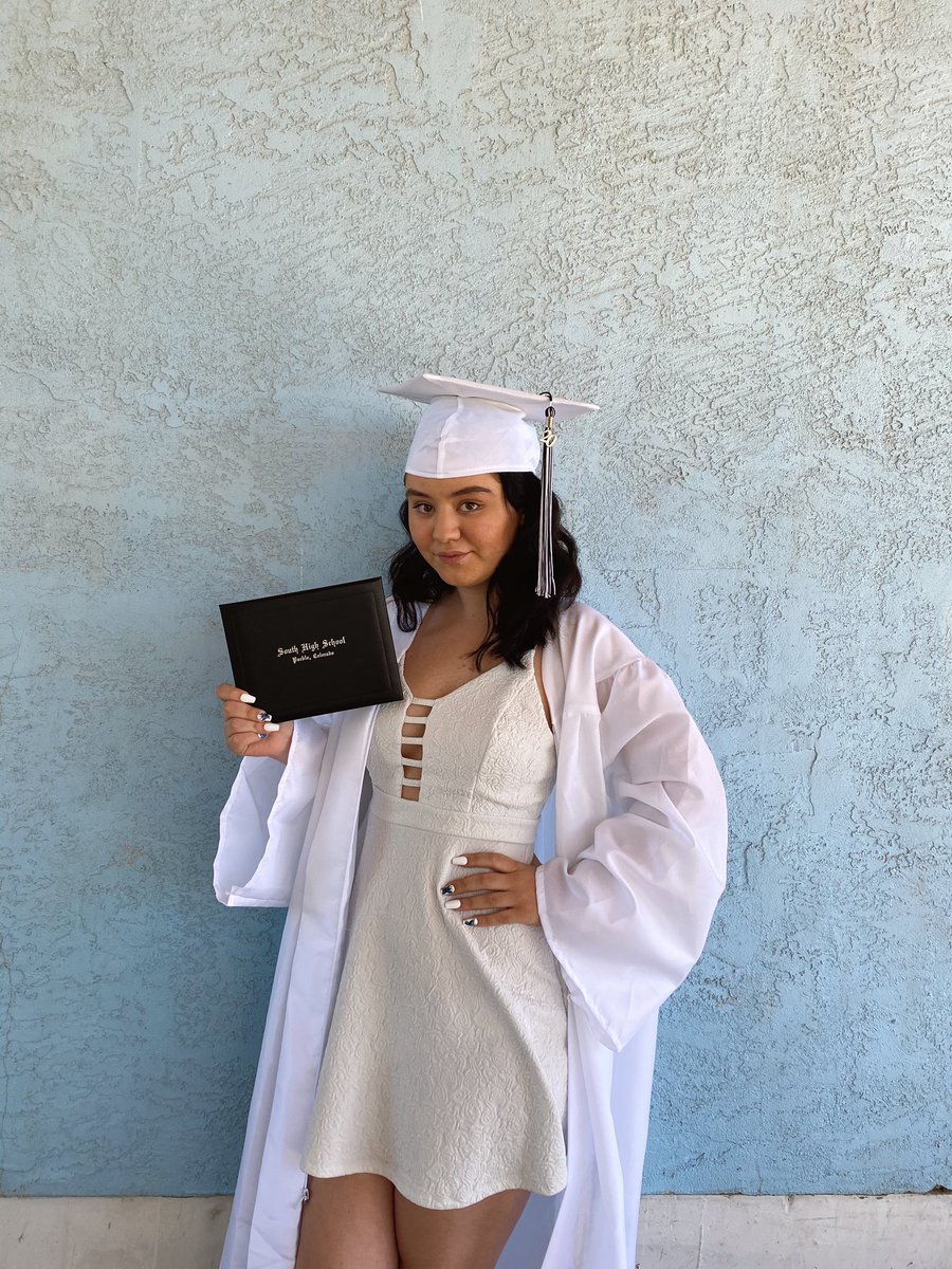 ashleyraguero's tweet photo. happy grad day🖤 peace out highschool https://t.co/fsJA00aUMc