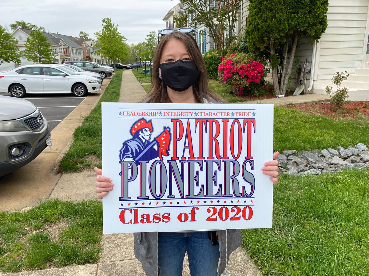 KellyeWJZ's tweet photo. Educators in Prince William County are showing love for high school seniors on #NationalTeachersDay . See them in action tonight at 5. @ABC7News . @PWCSNews #SpotlightonEd #dmv https://t.co/ohJrpnK3RW