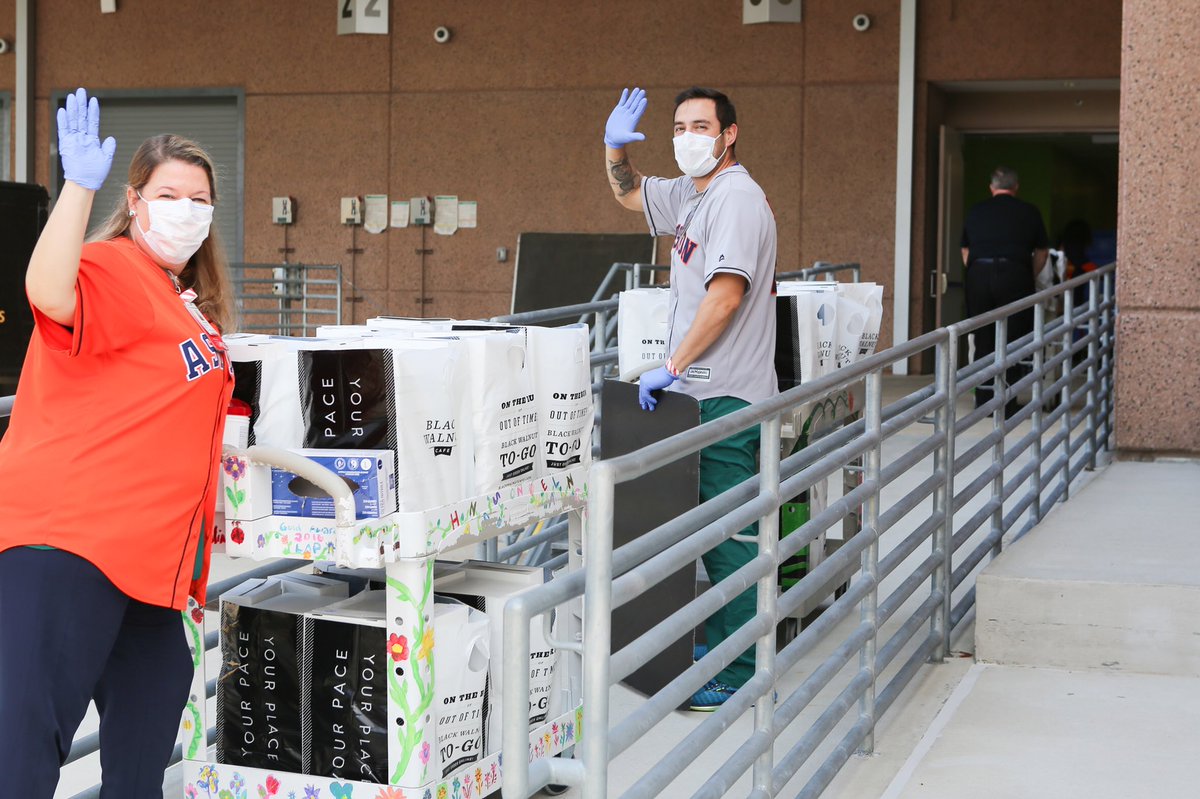 BlackWalnutCafe's tweet image. Today we delivered 250 boxed lunches to @TexasChildrens in The Woodlands donated by #ZackGreinke of the @astros! His donation was made possible with @athletescauses’ #projectFRONTLINE initiative that connects local restaurants with hospitals to help feed our #healthcareheroes 🖤