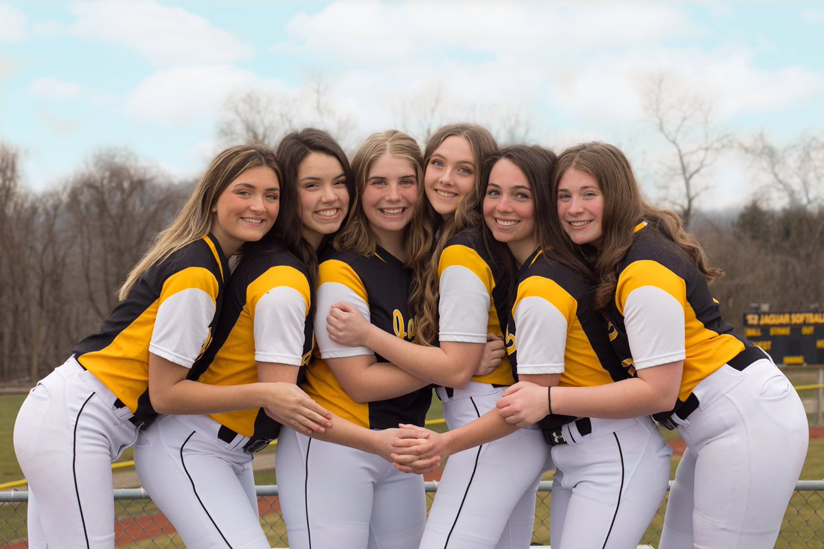 TJHSsoftball20's tweet photo. Today would’ve been the Senior Recognition game and festivities for our Class of 2020. Celebrating eachother from a far today! 🖤💛🥎 #WErTJ https://t.co/hp0Bo1rpyK