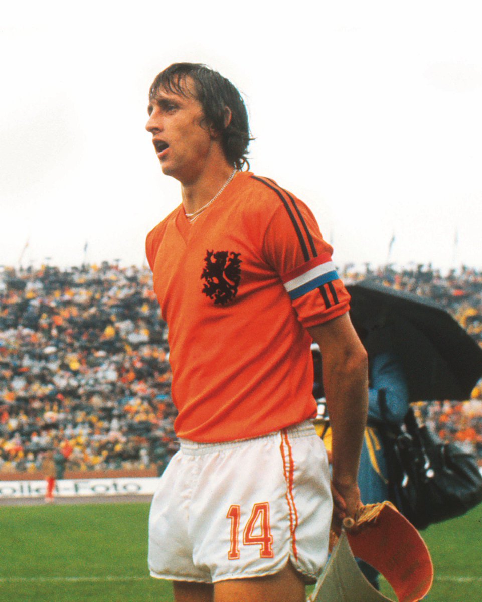 Valeria Rodríguez on Twitter: "⚽️ Cruyff y la camiseta de dos rayas en el  mundial de Alemania 1974. El capitán de la selección holandesa, Johan Cruyff,  vistió una camiseta distinta a la