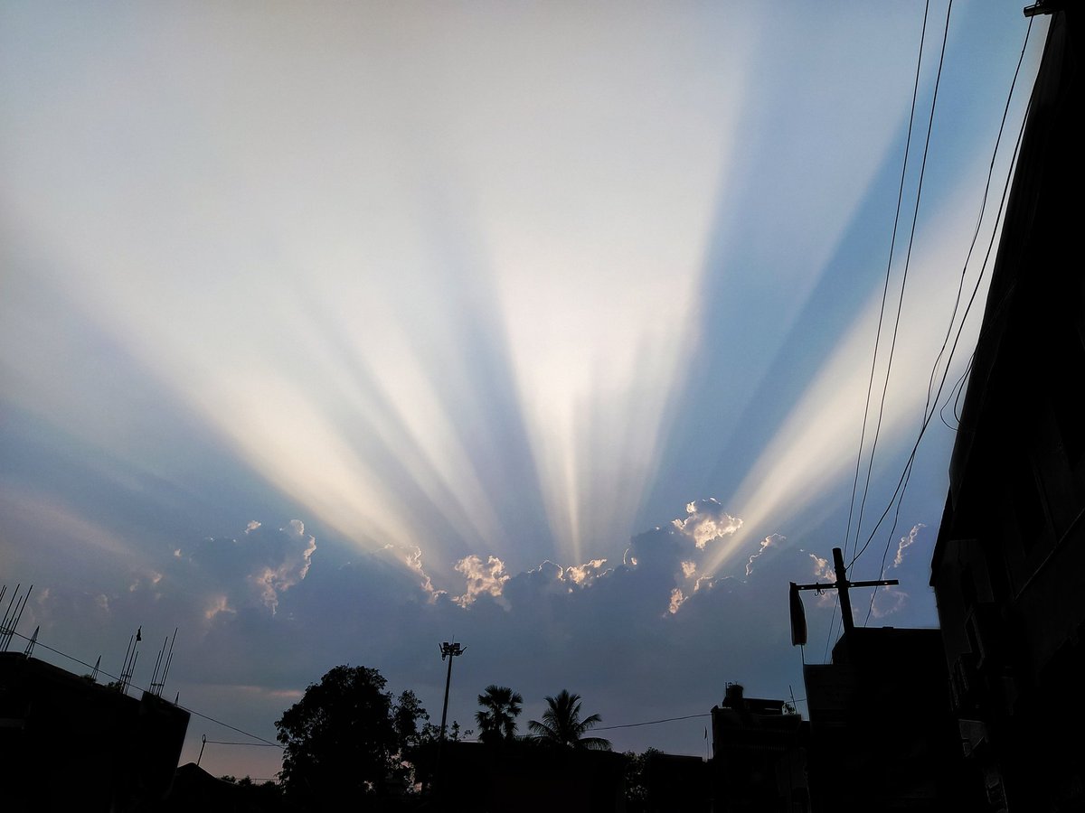 Shine through Cloud...🌠☁️

#SunShine #Cloud #Sunset #Nature #NaturePhotography #NatureReflection #NatureLovers